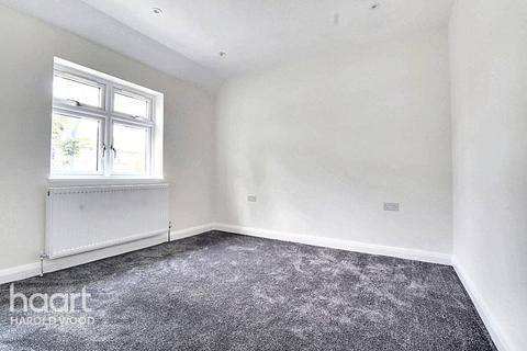 42 Homeway, Romford, RM3 0HD