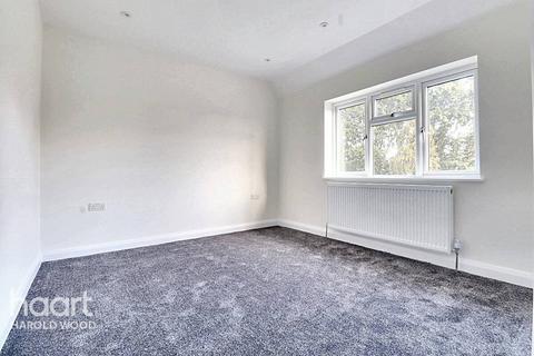 42 Homeway, Romford, RM3 0HD