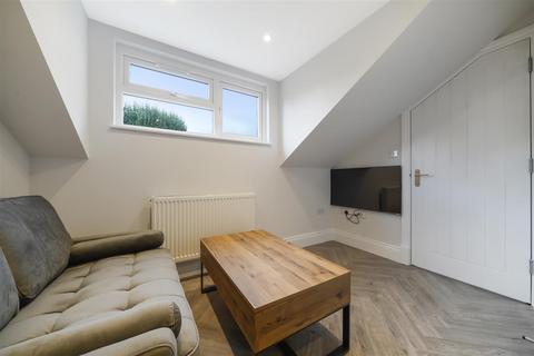 1 bedroom house to rent, Thorney Hedge Road, London W4