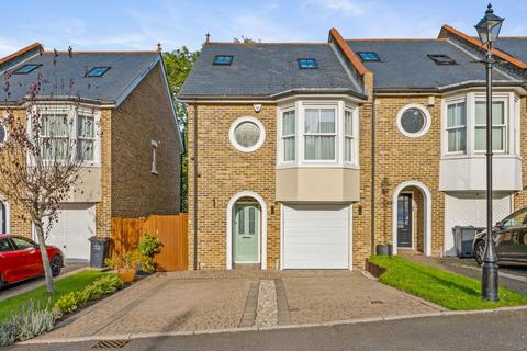14 Glenside Close, Kenley, CR8 5AX
