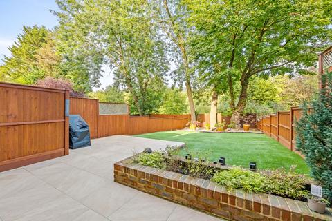 14 Glenside Close, Kenley, CR8 5AX