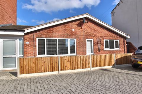 2 bedroom bungalow for sale, Barton Road, Tewkesbury