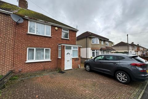 3 bedroom semi-detached house to rent, Headlands Grove, Swindon, SN2