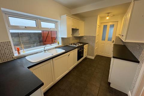 3 bedroom semi-detached house to rent, Headlands Grove, Swindon, SN2