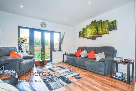 3 bedroom end of terrace house for sale, De Burgh Close, Broxbourne EN10