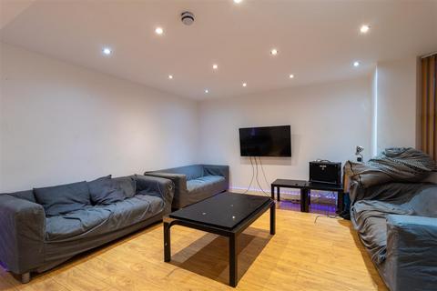 8 bedroom house to rent, Queens Road, Hyde Park, Leeds