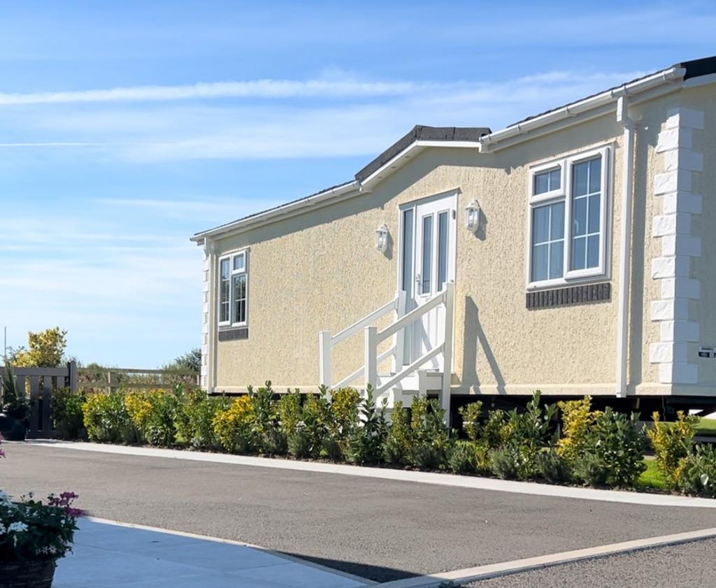 Detached house exterior, driveway