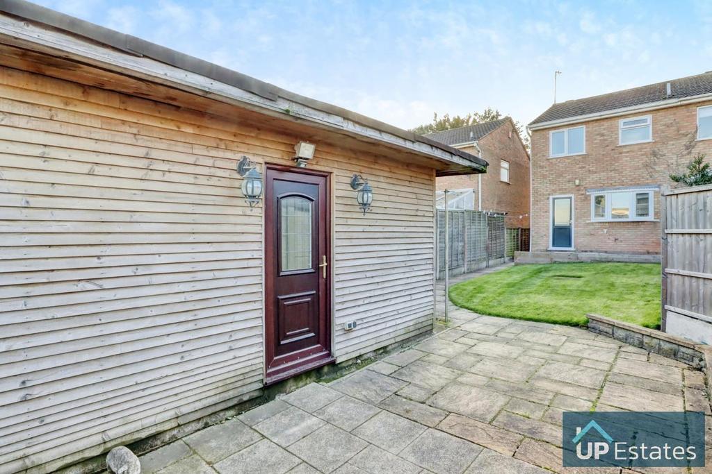 Rosemullion Close, Exhall 2 bed end of terrace house to rent £900 pcm (£208 pw)