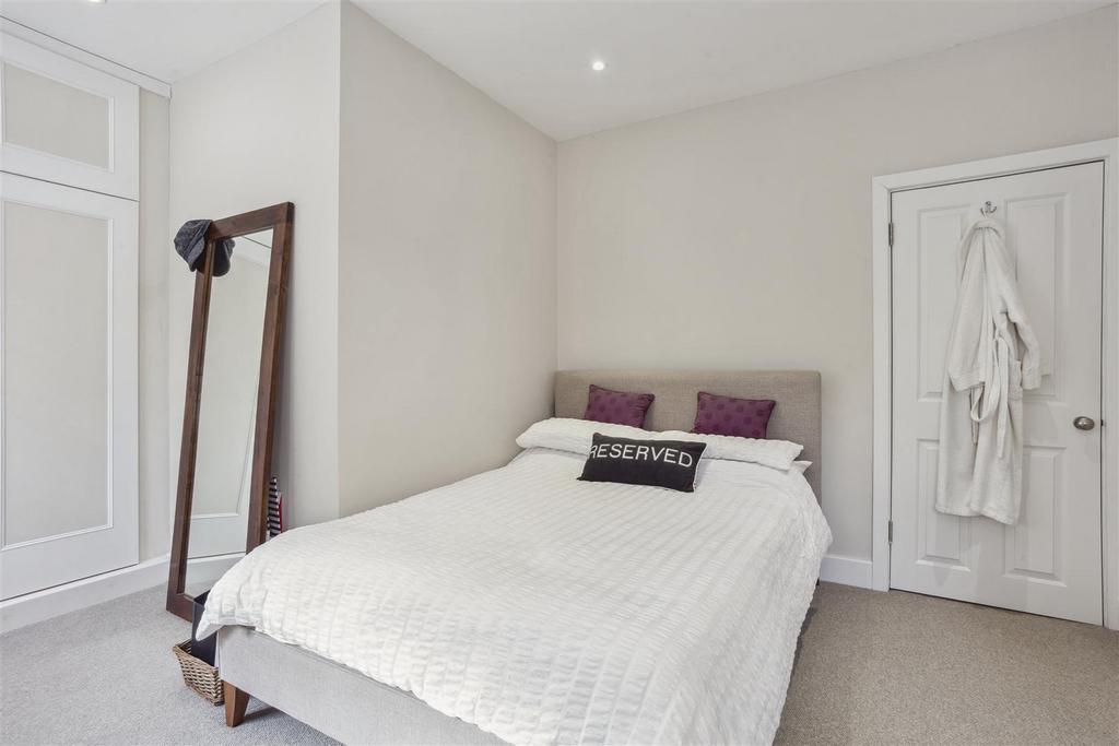 77240 Bentley Lodge 10 Egham Hill(25).jpg