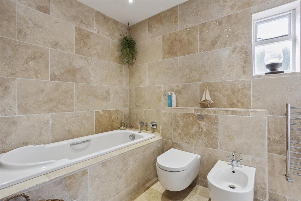 77240 Bentley Lodge 10 Egham Hill(26).jpg