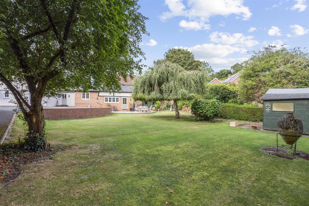 77240 Bentley Lodge 10 Egham Hill(10).jpg