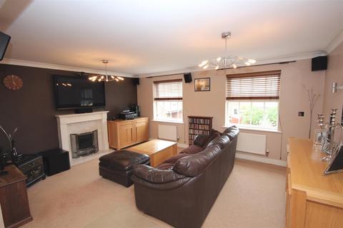 4 bedroom terraced house to rent, Reed Court, Ingress Park, Greenhithe, Kent