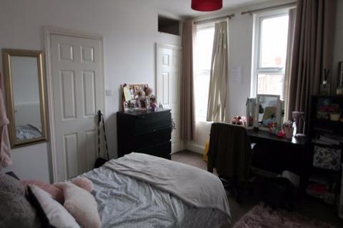 5 bedroom house to rent, Queens Road, Leeds