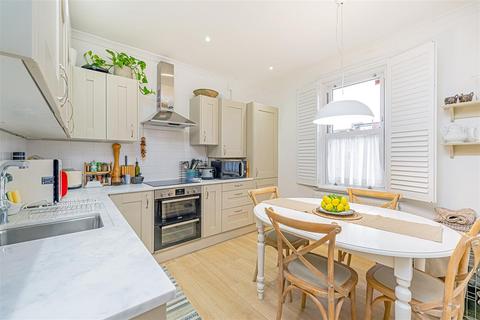 4 bedroom maisonette for sale, Kenley Road, St Margarets Village