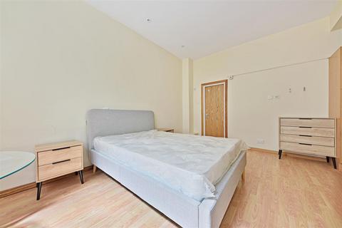 Studio to rent, Linden Gardens, London W2