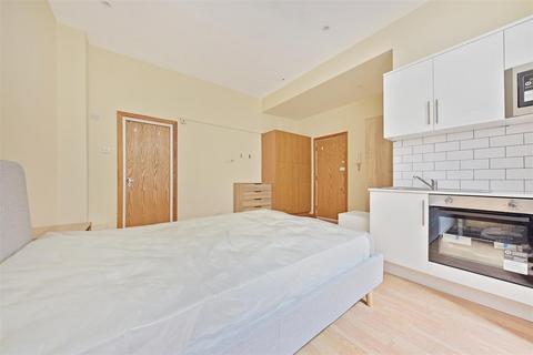 Studio to rent, Linden Gardens, London W2