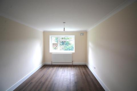 2 bedroom flat to rent, Memorial Close, Hounslow TW5