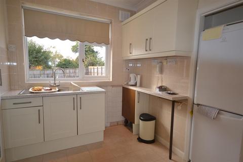 2 bedroom semi-detached bungalow to rent, Highlands Avenue, Northampton NN3