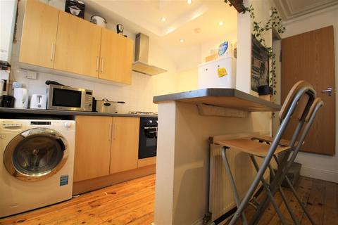 3 bedroom property to rent, John Street, Hyde Park, Leeds, LS6 1JE