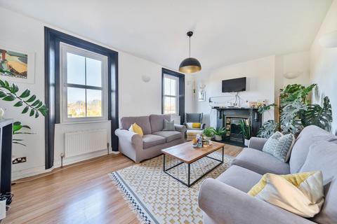 2 bedroom apartment for sale, Delacourt Road, London