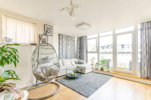 2 bedroom flat for sale, Peacock Close, Mill Hill East, London, NW7