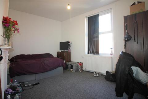 3 bedroom house to rent, Royal Park Road, Hyde Park, Leeds