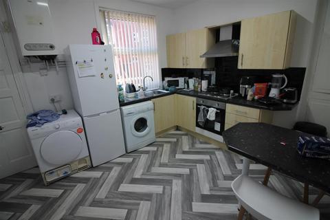 3 bedroom house to rent, Royal Park Road, Hyde Park, Leeds