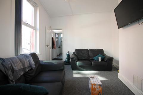 3 bedroom house to rent, Royal Park Road, Hyde Park, Leeds