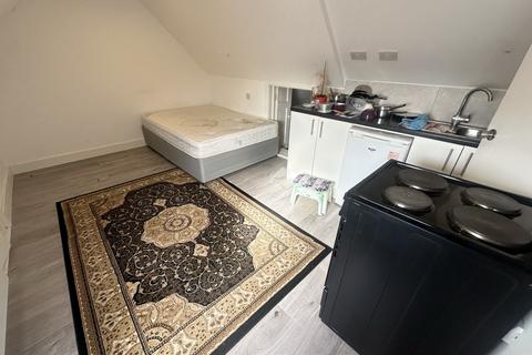 Studio to rent, 118 Heston Road, Hounslow, Greater London, TW5