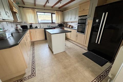 4 bedroom detached house for sale, Wellfield Road, Carmarthen SA31