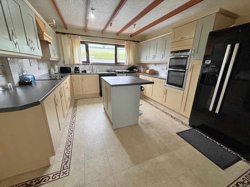 Kitchen/ Breakfast Room