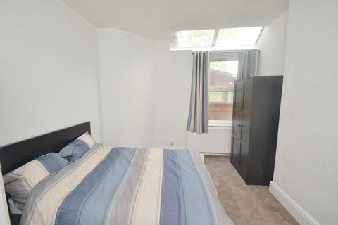 2 bedroom flat to rent, Langford Road, Manchester M20