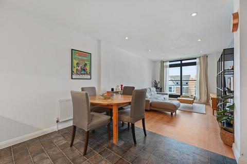 2 bedroom flat to rent, Vandervell Court, London, W3