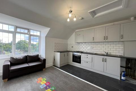 2 bedroom flat to rent, Kingston Road, Epsom KT19