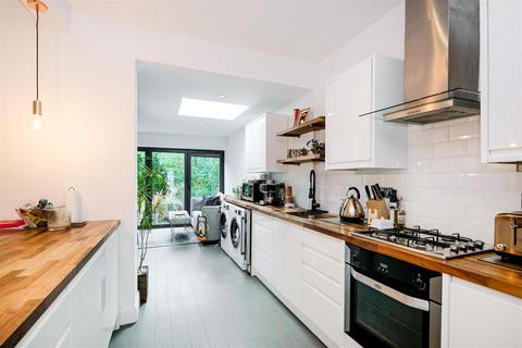 5 bedroom end of terrace house for sale, Reydon Avenue, Wanstead