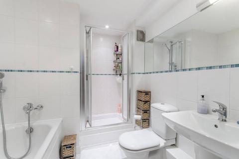 2 bedroom flat for sale, Lumiere Court, Balham, London, SW17