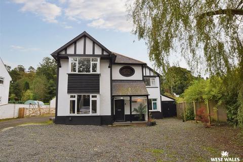 4 bedroom detached house for sale, Carmarthen Road, Newcastle Emlyn