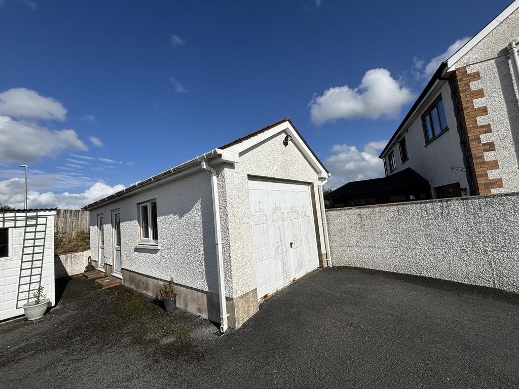 Detached garage