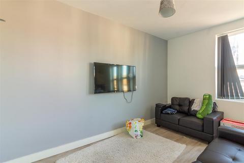 3 bedroom flat to rent, The Crescent, Hyde Park, Leeds