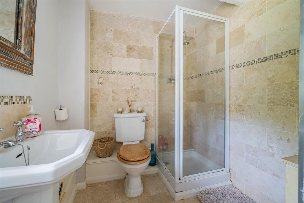 Woodland Main Ensuite.jpg