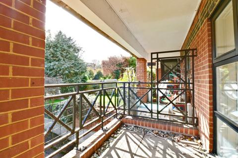 2 bedroom apartment to rent, The Knoll, Bromley BR2