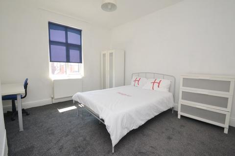 7 bedroom semi-detached house to rent, Argyle Avenue, Manchester M14