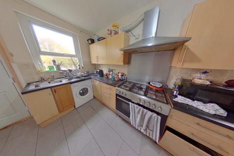 6 bedroom terraced house to rent, 4 Buckingham Mount, Headingley, Leeds LS6