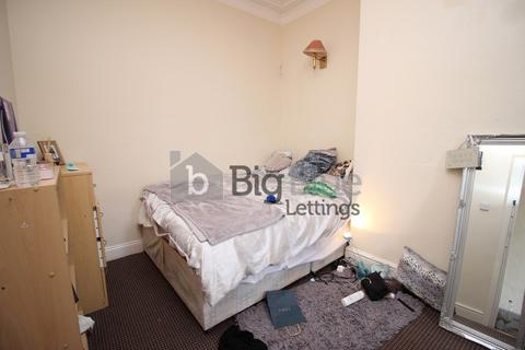 4 bedroom terraced house to rent, 18 Royal Park Avenue, Hyde Park, Leeds LS6