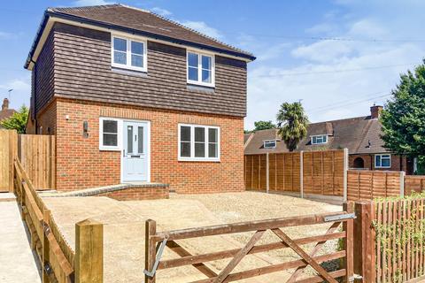 2 bedroom detached house to rent, The Horseshoe, Godalming, Surrey, GU7