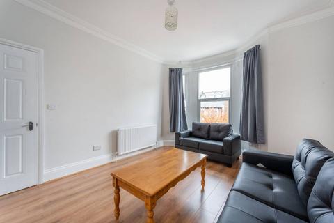 4 bedroom flat to rent, Birkbeck Avenue, Acton, London, W3