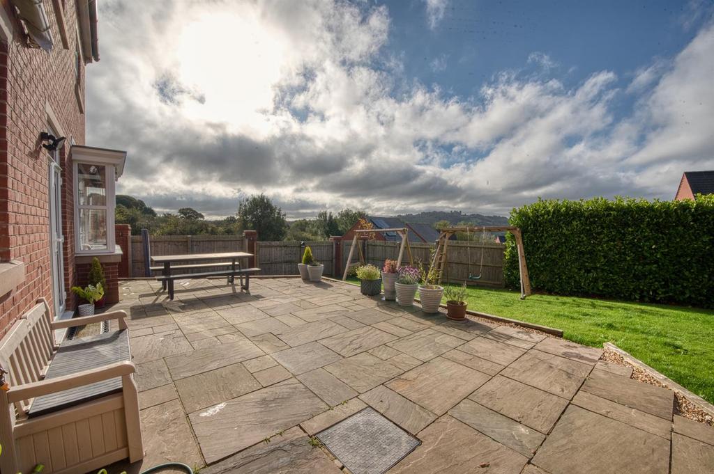 Garden - dining patio.jpg