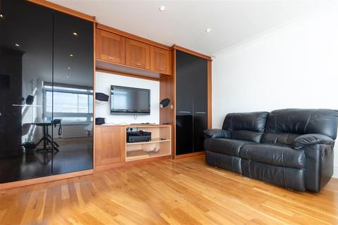 Studio to rent, Lyndhurst Court, St Johns Wood, NW8