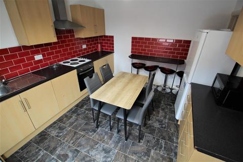 4 bedroom terraced house to rent, Thornville Terrace, Hyde Park, Leeds, LS6 1JT