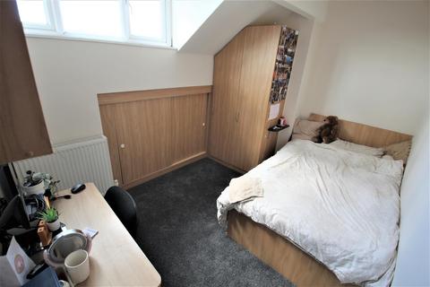 4 bedroom terraced house to rent, Thornville Terrace, Hyde Park, Leeds, LS6 1JT